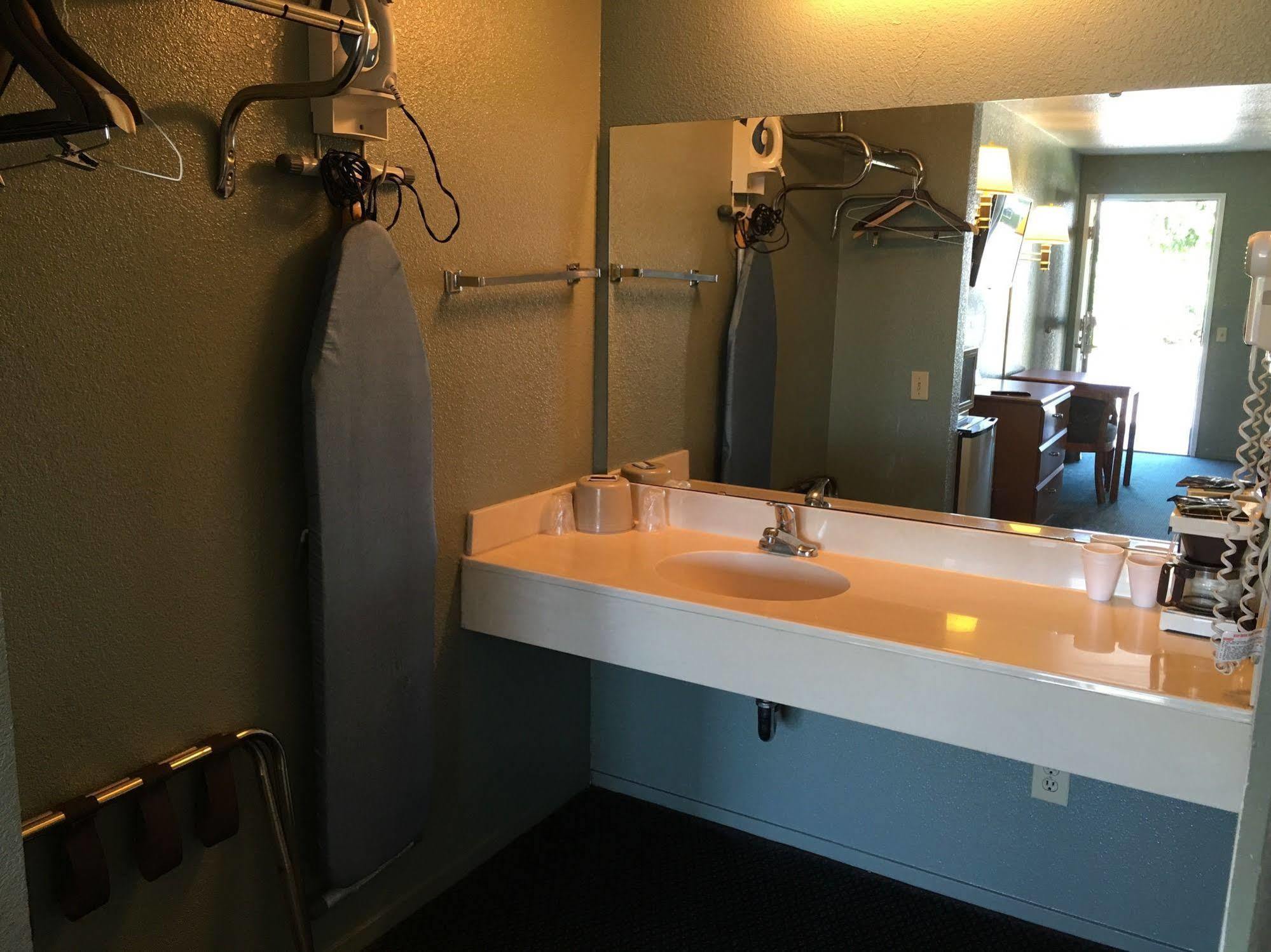 Applegate Inn Atwater 외부 사진